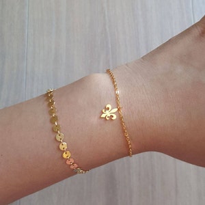 Delicate Petite Fleur de lis armbanden, delicate Fleur de lis armband, bloem armband, lelie armband, gelaagdheid armband, bruidsmeisje cadeau