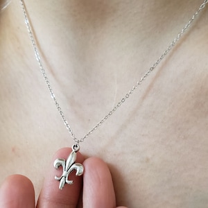 Delicate zilveren Fleur de lis ketting, bloem kettingen, Fleur de lis kettingen, lelie ketting, zilveren ketting, bruidsmeisje geschenk, gewaardeerd geschenk