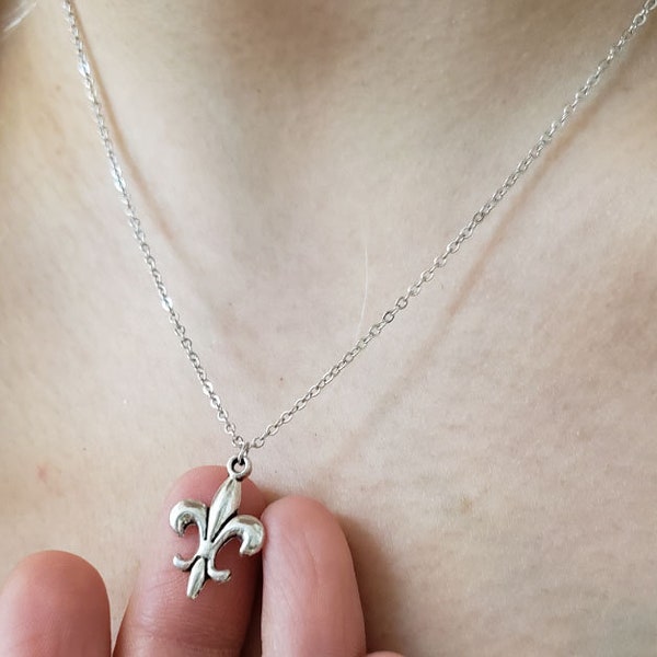 Delicate Silver Fleur de lis necklace,Flower necklaces,Fleur de lis necklaces,Lily necklace,Silver Necklace ,Bridesmaid Gift, valued gift