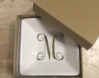 Porte-bagues en porcelaine Monogram : cadeau de mariée personnalisé