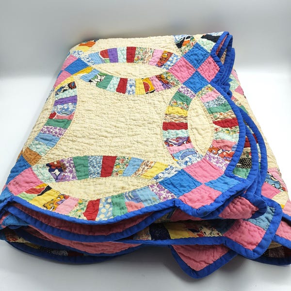 Antique Hand-Stitched Wedding Ring Quilt: Scalloped Cotton Patchwork Bedspread, Pink Backing, Farmhouse Decor