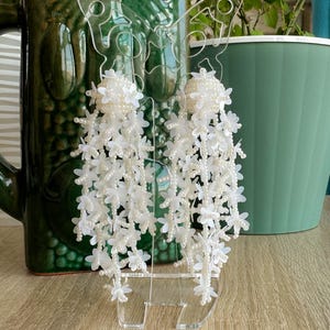 Pode incluir: Um conjunto de três canecas de cerâmica com acabamento fosco e salpicado. As canecas são em tons de creme, cinza claro e cinza escuro. Cada caneca tem um design simples e minimalista.