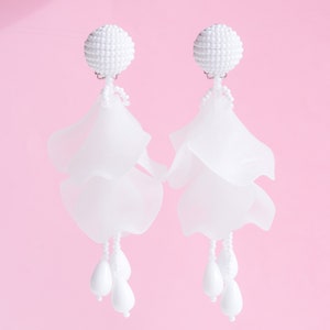 Pendientes grandes de flores de impatiens, Pendientes blancos de boda estilo Oscar de la Renta, Pendientes de clip de flores grandes, Pendientes de cóctel Regalo para ella