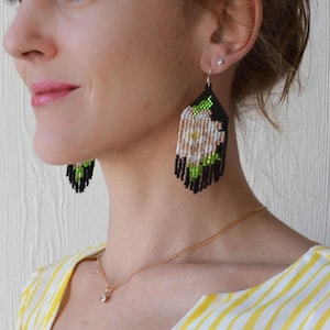 Gardenia-bloemoorbellen, bungeloorbellen, boho-bloem kralenoorbellen, zwart-witte rocailles, eigentijds cadeau voor haar