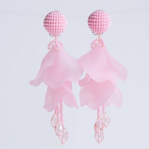 Grandes boucles d'oreilles pendantes fleurs roses impatiens style Oscar de la Renta, grandes fleurs légères et douces avec perles de cristal, boucles d'oreilles modernes à clip