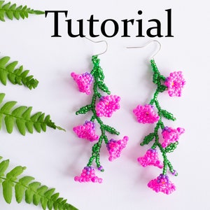 Könnte beinhalten: Ein Paar rosa und grüne Perlenohrringe mit einem floralen Design. Die Ohrringe hängen an silbernen Haken. Das Wort "Tutorial" ist oben im Bild in schwarzer Schrift geschrieben.