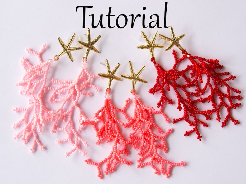 Puede incluir: Tres pares de pendientes inspirados en corales con abalorios de estrella de mar dorados. Los pendientes est&aacute;n hechos con cuentas de color rosa, coral y rojo.