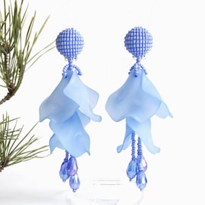 Boucles d'oreilles pendantes fleurs Impatiens - Boucles d'oreilles clip grandes fleurs bleues - Grosses fleurs bleu clair avec perles de cristal style Oscar de la Renta