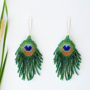 Pfau Perlen Ohrringe Federn lange Ohrringe Grün Kronleuchter Ohrringe Rocailles Perlen Ohrringe Boho Ohrringe Perlenarbeit Ohrringe Fransen Ohrringe