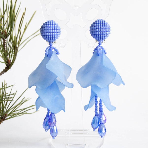 Boucles d'oreilles pendantes fleurs Impatiens - Boucles d'oreilles clip grandes fleurs bleues - Grosses fleurs bleu clair avec perles de cristal style Oscar de la Renta