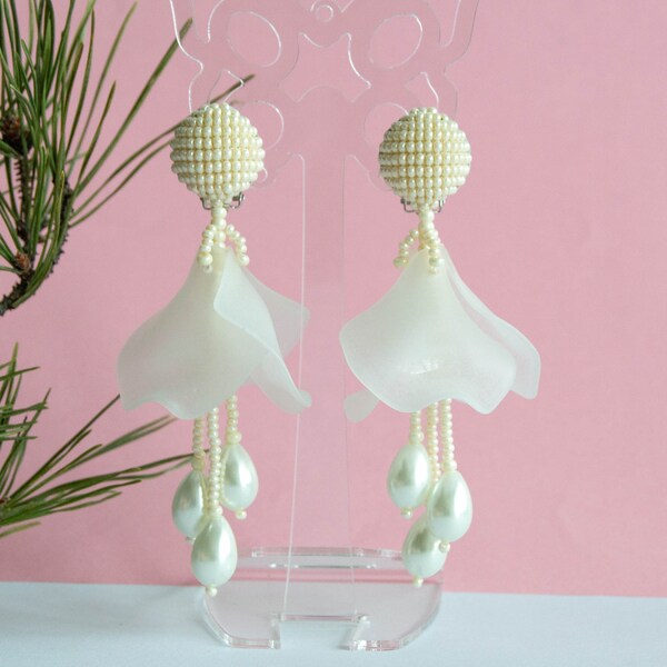 Ivory impatiens flower drop earrings Oscar de la Renta style, wedding creamy white big flowers with drop beads, clip on earrings for bride