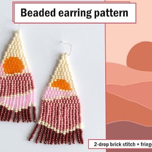 Op de afbeelding: Gebreide oorbellen met een geometrisch patroon in roze, oranje en bruine tinten. De oorbellen zijn gemaakt met een 2-drop brick stitch en franjes.