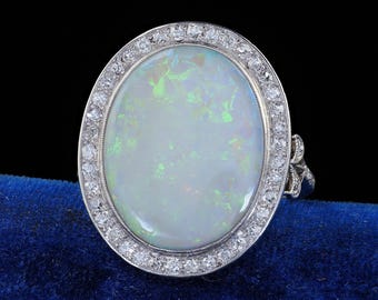 Anillo de cóctel de diamantes y ópalo natural en platino de estilo Belle Epoque francés antiguo