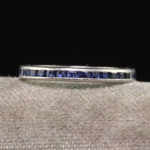 Antikes Eternity-Band aus natürlichem Saphir im Art-Deco-Stil aus Platin mit quadratischem Schliff – Größe 4,5