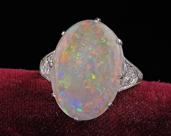 Anillo de cóctel Art Decó antiguo con ópalo natural y diamantes grabados en platino