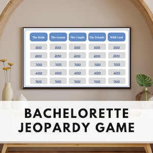 K&ouml;nnte beinhalten: Ein gerahmtes Bachelorette Jeopardy Game Board mit den Kategorien: Die Braut, Der Br&auml;utigam, Das Paar, Die Freunde und Joker. Jede Kategorie hat Punktwerte von 100 bis 500. Die Worte "BACHELORETTE JEOPARDY GAME" werden darunter angezeigt.