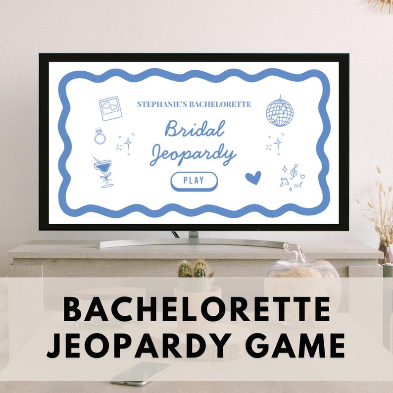K&ouml;nnte beinhalten: Ein Fernsehbildschirm zeigt eine "Bridal Jeopardy"-Spieloberfl&auml;che mit blau-wei&szlig;en Grafiken. Das Spiel ist f&uuml;r Stephanies Junggesellinnenabschied. Die Worte "Bachelorette Jeopardy Game" werden unter dem Fernseher angezeigt.