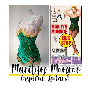 Op de afbeelding: Een groene en gouden maillot met een zeemeermin-schubbenpatroon. De maillot is geïnspireerd op het kostuum van Marilyn Monroe uit de film "Bus Stop".
