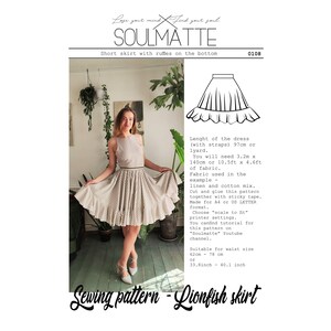 Puede incluir: Una mujer con falda y top a rayas, parte de un patr&oacute;n de costura. La falda tiene volantes en el bajo. El texto de la imagen dice "Short skirt with ruffles on the bottom" y "Sewing pattern - Lionfish skirt".