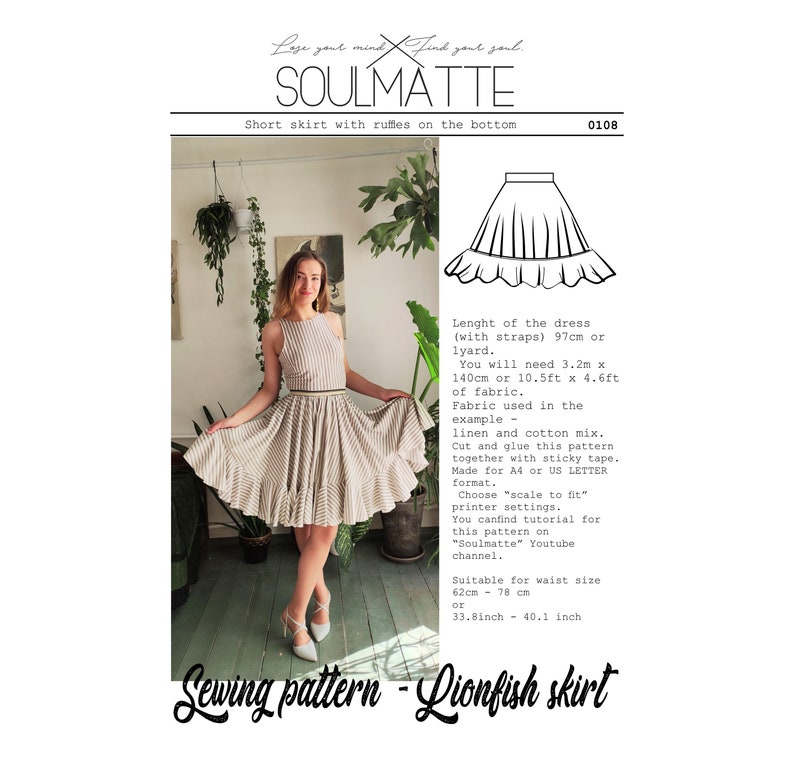 Puede incluir: Una mujer con falda y top a rayas, parte de un patr&oacute;n de costura. La falda tiene volantes en el bajo. El texto de la imagen dice "Short skirt with ruffles on the bottom" y "Sewing pattern - Lionfish skirt".