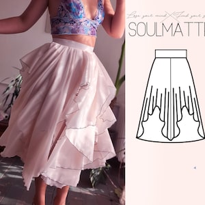 Puede incluir: Una falda rosa claro, con capas y ribete negro. La falda tiene un diseño fluido y con volantes. La imagen también incluye un top con estampado floral y el texto "SOULMATTE" con la frase "Lose your mind / Find your soul."