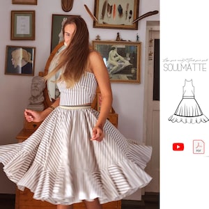 Puede incluir: Conjunto de dos piezas a rayas blancas y grises, compuesto por un top corto y una falda acampanada con volantes. La imagen incluye el texto "SOULMATTE" y un patr&oacute;n de vestido. Un elegante conjunto de verano.