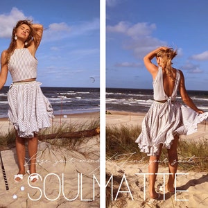 Puede incluir: Un conjunto de dos piezas a rayas con top halter y falda, combinado con sandalias blancas. El conjunto se lleva en una playa de arena con palos de golf. El texto "Lose your mind, Find your soul" y "SOULMATTE" es visible.