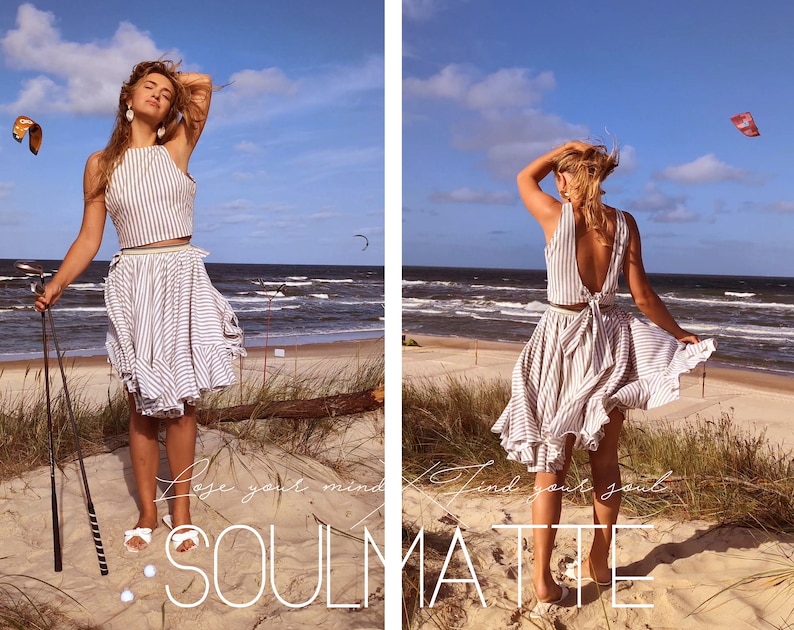Puede incluir: Un conjunto de dos piezas a rayas con top halter y falda, combinado con sandalias blancas. El conjunto se lleva en una playa de arena con palos de golf. El texto "Lose your mind, Find your soul" y "SOULMATTE" es visible.