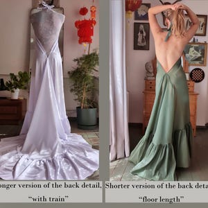 Puede incluir: Un vestido largo hasta el suelo con espalda descubierta y cuello halter. La prenda se muestra en dos versiones: una blanca con una larga cola y una verde salvia con un dobladillo con volantes, ambas con un acabado de tela tipo satén.