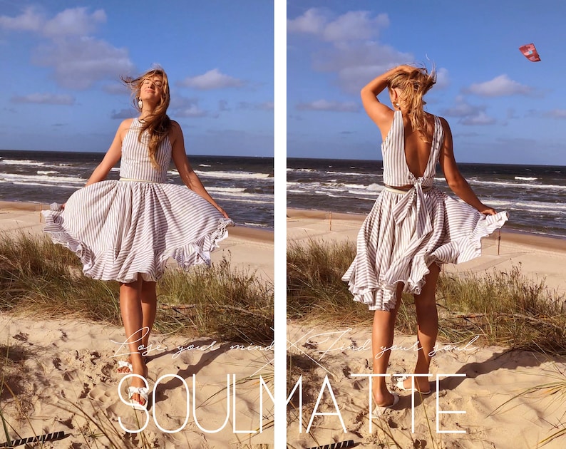 Puede incluir: Conjunto de dos piezas a rayas blancas y grises, con top halter y falda acampanada con dobladillo con volantes. La persona est&aacute; en una playa de arena. La palabra "SOULMATTE" est&aacute; escrita en la parte inferior de la imagen.