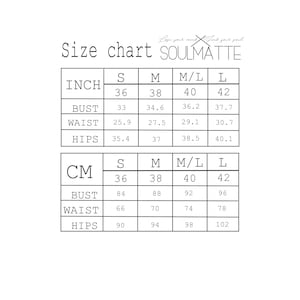 Puede incluir: Una tabla de tallas blanca con texto negro, que incluye medidas en pulgadas y cent&iacute;metros. La tabla enumera las tallas S, M, M/L y L, con medidas de busto, cintura y cadera. La marca "SOULMATTE" est&aacute; en la parte superior.