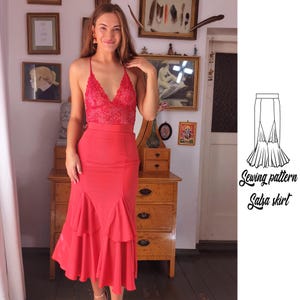 Puede incluir: Una camisola de encaje rojo con tirantes finos combinada con una falda midi roja de talle alto con un dobladillo de volantes escalonados. A la derecha, un dibujo lineal en blanco y negro de la falda lleva el texto Sewing pattern Salsa skirt.