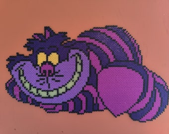 Décoration en Perler Art représentant le chat du Cheshire de Alice au pays des merveilles - Pixel art/Perler Art