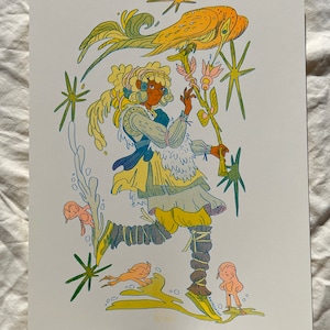 Könnte beinhalten: Eine farbenfrohe Illustration einer Frau mit lockigem blonden Haar, die ein blaues und gelbes Kleid trägt und einen Zweig mit einem Vogel darauf hält. Der Hintergrund ist mit Sternen und Wirbeln gefüllt.