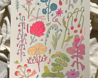 Puede incluir: Una impresión de ilustración caprichosa que presenta una variedad de flores, hojas e insectos coloridos. La impresión está sobre un fondo de color crema e incluye una rana sentada en un nenúfar.