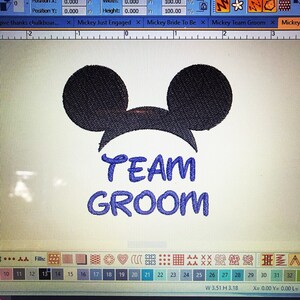 Pode incluir: Um design bordado azul de orelhas do Mickey Mouse com o texto "TEAM GROOM" abaixo.