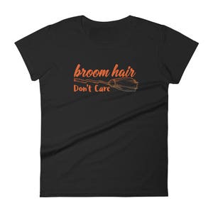 Broom Hair Don&#39;t Care - Engraçado - Halloween - Camiseta feminina de manga curta