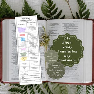 Könnte beinhalten: Eine offene Bibel mit einem DIY Bible Study Annotation Key Lesezeichen. Das Lesezeichen enthält einen farbcodierten Leitfaden zum Verständnis der Schrift, mit Kategorien wie Gott, Anweisungen und Wahrheit. Das Bild enthält auch Text mit der Aufschrift "Erhöhen Sie Ihr Verständnis der Schrift."