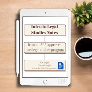 Può includere: Un tablet bianco mostra "Intro to Legal Studies Notes" e dettagli su un programma di studi paralegali. Il tablet è su una superficie di legno, con una penna, una piccola pianta e una tazza di caffè. Le note sono di oltre 50 pagine, in stile Cornell.