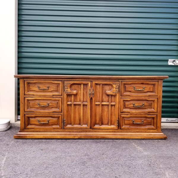 Vintage 9 Drawer Pecan Dresser Thomasville Buffet Credenza TV Stand Bathroom vanity Kitchen Island French Country Drexel Henredon