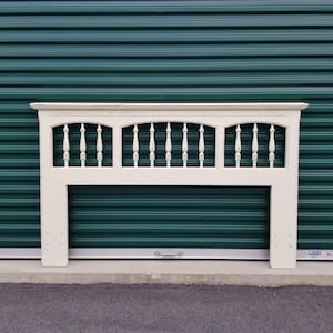 Puede incluir: Cabecero de madera blanco con un diseño de husillo decorativo. El cabecero tiene un acabado desgastado y está en buen estado.