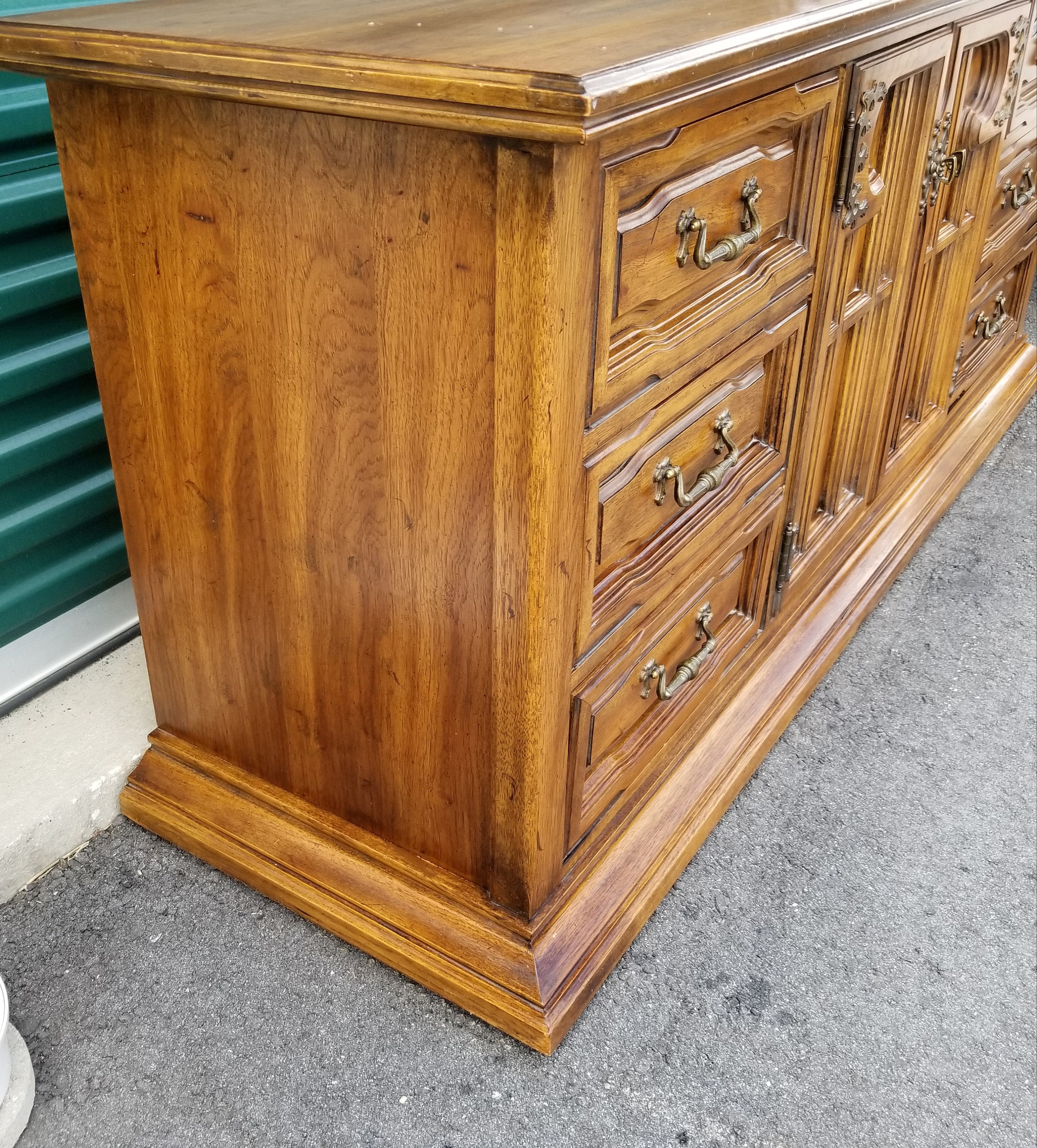 Vintage 9 Drawer Pecan Dresser Thomasville Buffet Credenza TV