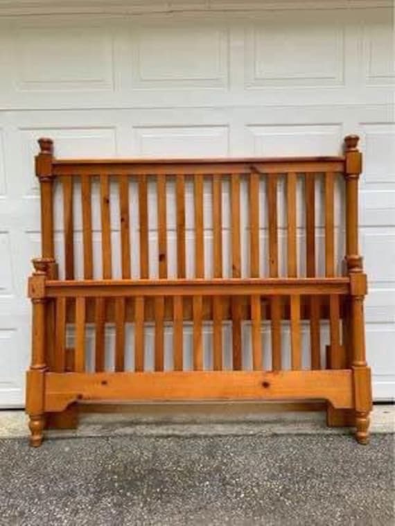 Broyhill Queen Size Pine Farmhouse Log Cabin Bed Frame Full Size