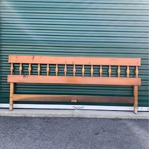 Peut inclure: Une tête de lit en bois avec un design à lattes. La tête de lit est peinte d'une couleur brun clair et a un style simple et classique.