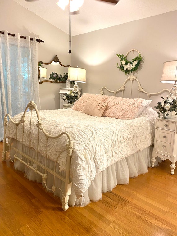 Shabby chic queen bed discount