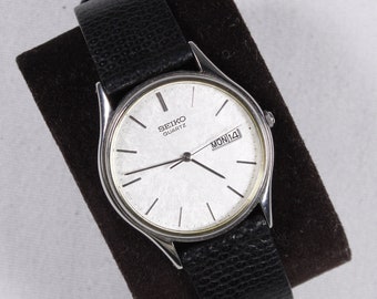 Vintage SEIKO analogue type wrist watch 6533-8019 Rare snowflake dial, bilingual day / date 1980s unisex wrist watch