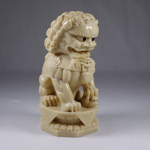 Vintage resin carved Fu dog, shishi foo dog guardian lion (female / Yin), home protection Buddhist lion lucky charm statue