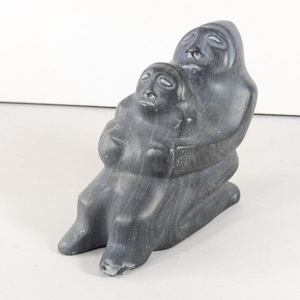 Vintage Jeannie Shauk (född 1920) Inuitisk stenskulptur Mor och barn