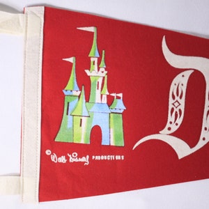 Fanion rouge Disneyland original en feutre des années 60, Walt Disney, château de la Belle au bois dormant, drapeau souvenir du château de la Belle au bois dormant des années 60 image 3