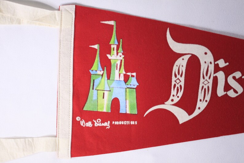 Fanion rouge Disneyland original en feutre des années 60, Walt Disney, château de la Belle au bois dormant, drapeau souvenir du château de la Belle au bois dormant des années 60 image 3